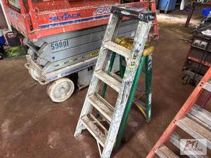lot 89 image: 4ft and 5ft fiberglass step ladder...