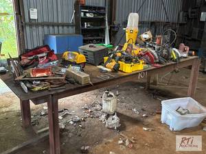 lot 101 image: Large quantity of scrap and bulk st...