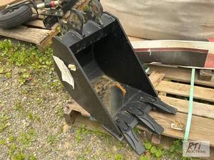 lot 6 image: New Holland 12in digging bucket 716...