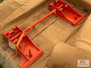 lot 28 image: Kubota quick attach. 7J056-36104. L...