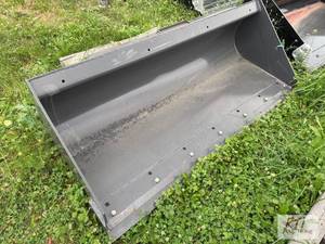 lot 66 image: CNH 72in heavy duty bucket, skid st...