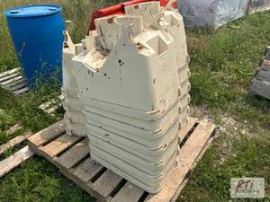 lot 75 image: (16) Kinze seed hoppers.&nbspLocat...