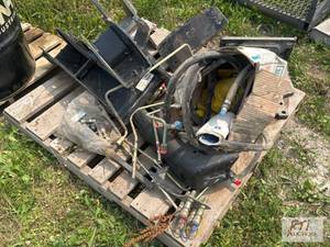 lot 79 image: New Holland 1415 LA loader parts.&...