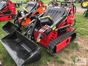 lot 70 image: Future FT380 mini track skid loader...
