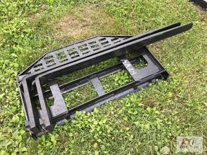 lot 160 image: Future light duty skid loader palle...