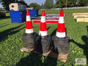 lot 254 image: 30X Traffic cones with reflectors, ...