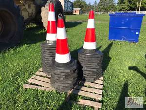 lot 255 image: 37X Traffic cones with reflectors, ...
