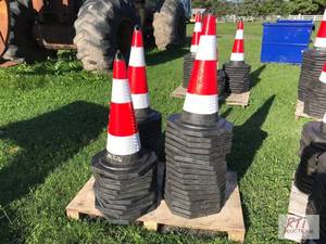lot 256 image: 41X Traffic cones with reflectors, ...