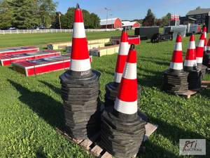 lot 257 image: 42X Traffic cones with reflectors, ...