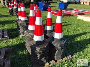 lot 261 image: 50X Traffic cones with reflectors, ...