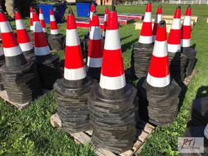 lot 262 image: 51X Traffic cones with reflectors, ...