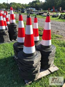 lot 263 image: 52X Traffic cones with reflectors, ...