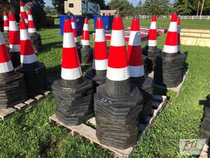 lot 264 image: 52X Traffic cones with reflectors, ...