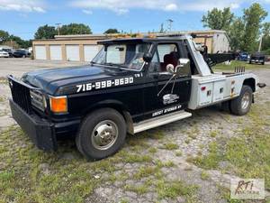 lot 4 image: 1987 Ford F-350 XL F-Series tow tru...