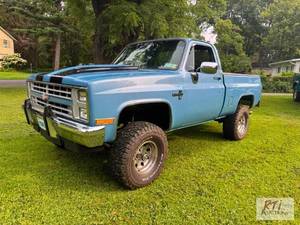 lot 16 image: 1987 Chevy V10 regular cab pickup. ...