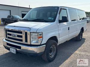 lot 17 image: 2011 Ford E-350 XLT Super Duty p...