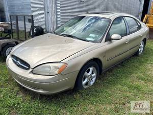 lot 29 image: 2001 Ford Taurus SES passenger car....