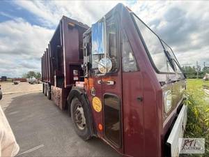 lot 53 image: 2010 Crane tandem-axle garbage truc...