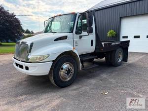 lot 54 image: 2005 International 4300 SA flatbed...