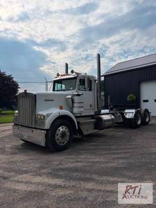 lot 60 image: 1992 Kenworth W900B TA day cab tra...