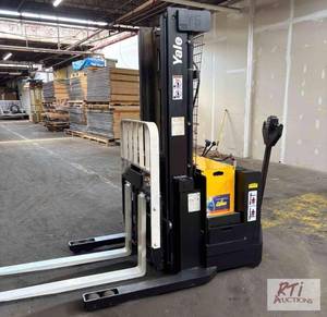 lot 86 image: Yale 3,000 lb capacity reach truck....