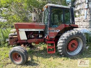 lot 97 image: International 986 cab tractor. Equi...