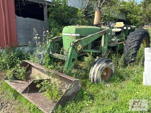 lot 105 image: John Deere 2840 tractor with Joh...