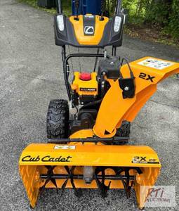 lot 137 image: Cub Cadet 28 inch snowblower wit...