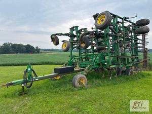 lot 139 image: John Deere 2210 field cultivator. 4...