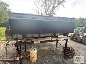 lot 192 image: 2.75 yard salter. Motor is good. Re...