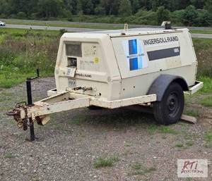 lot 198 image: Ingersoll Rand 185 tow-behind ai...