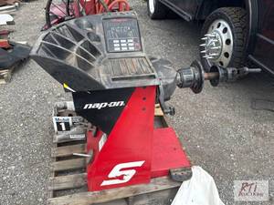 lot 207 image: Snap-on EEWB330B wheel balancer....