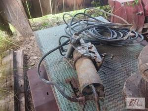 lot 215 image: Hydraulic cylinder and hose. The it...