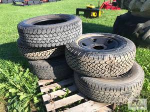 lot 260 image: (5) Mixed truck tires, some with wh...