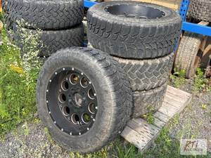 lot 261 image: (5) FUEL Revolver 8 lug rims and...