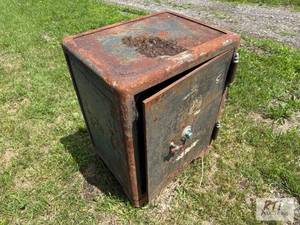 lot 326 image: Vintage Mosler Safe & Lock Co. safe...