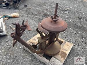lot 361 image: 1940s wheel balancer. This item ...