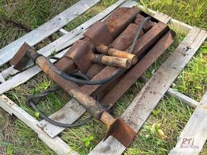 lot 367 image: Lift cylinder for dump bed. Oper...