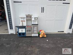 lot 456 image: Childrens play kitchen set with as...