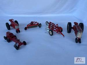 lot 13 image: Group of International tractors, gr...