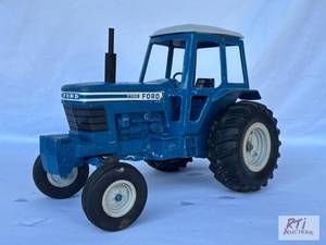 lot 22 image: Ford 7700 tractor with cab, metal...