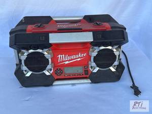 lot 24 image: Milwaukee jobsite radio, corded...