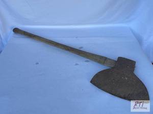 lot 32 image: Broadhead axe...