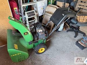 lot 48 image: John Deere TRS 24 walk behind snowb...