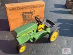 John Deere pedal tractor, Ertl, nar...