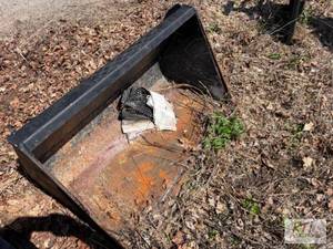 lot 15 image: HLA Quick-attach bucket. 4FT wide. ...