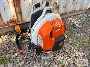 lot 44 image: STIHL Magnum backpack leaf blower. ...