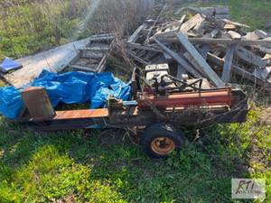 lot 48 image: Gas-powered log splitter. Honda 7HP...