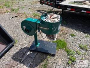 lot 49 image: Grizzly Industrial Dust Collection ...