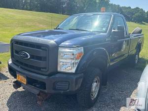 lot 3 image: 2012 Ford F-250 XL Super Duty regul...